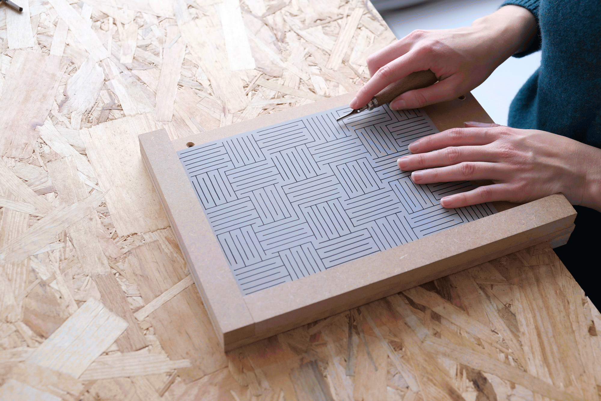 Animation qui montre les étapes de la gravure de la plaque de lino